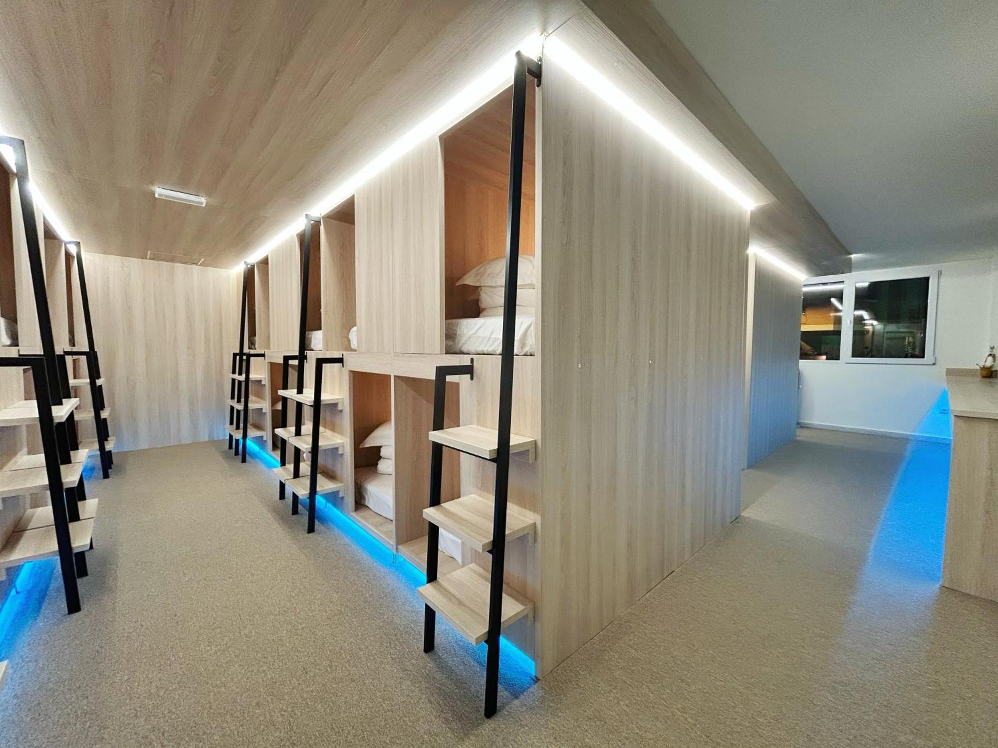 Unplan Hostel Мадрид Экстерьер фото