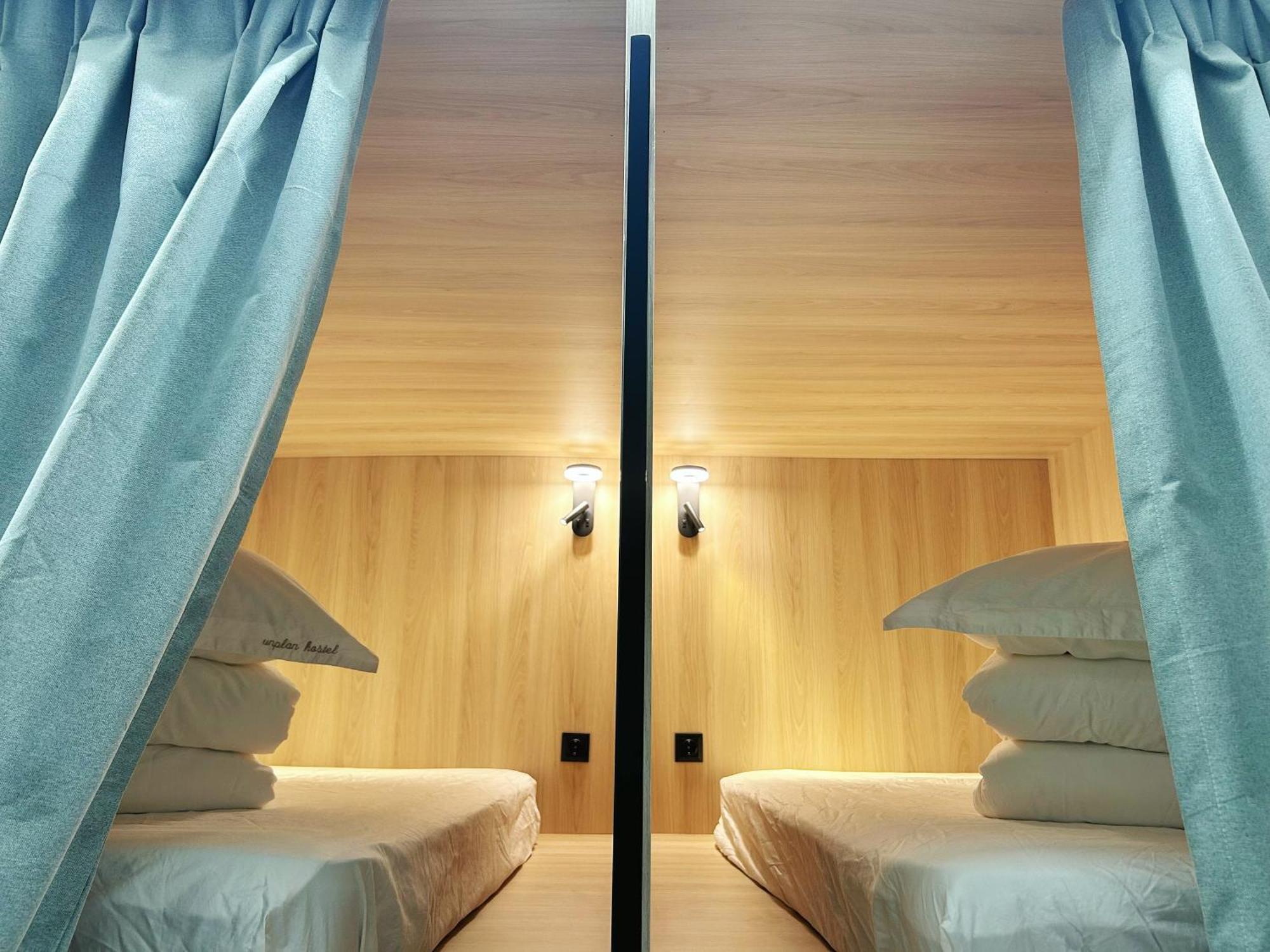 Unplan Hostel Мадрид Экстерьер фото