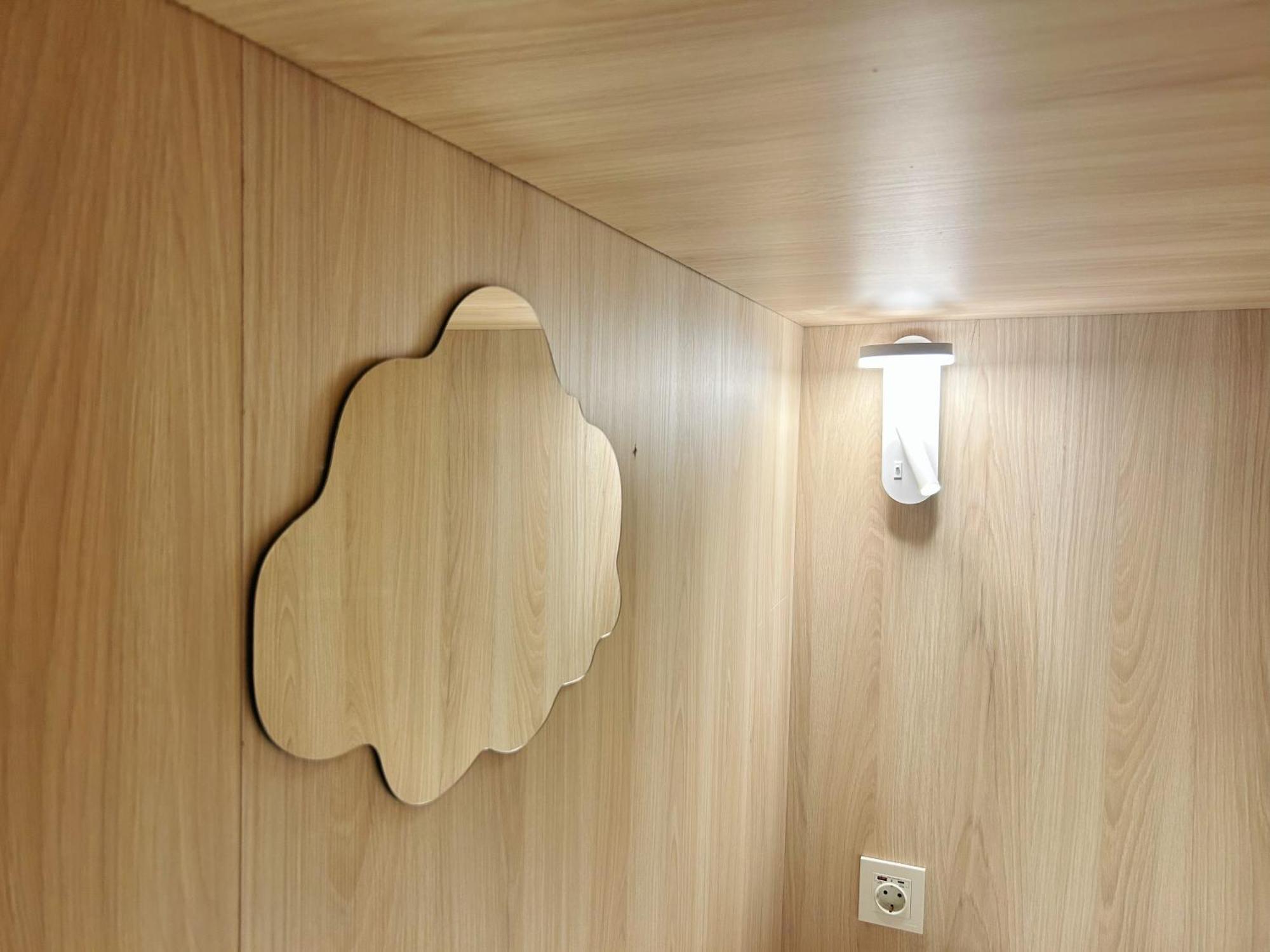 Unplan Hostel Мадрид Экстерьер фото